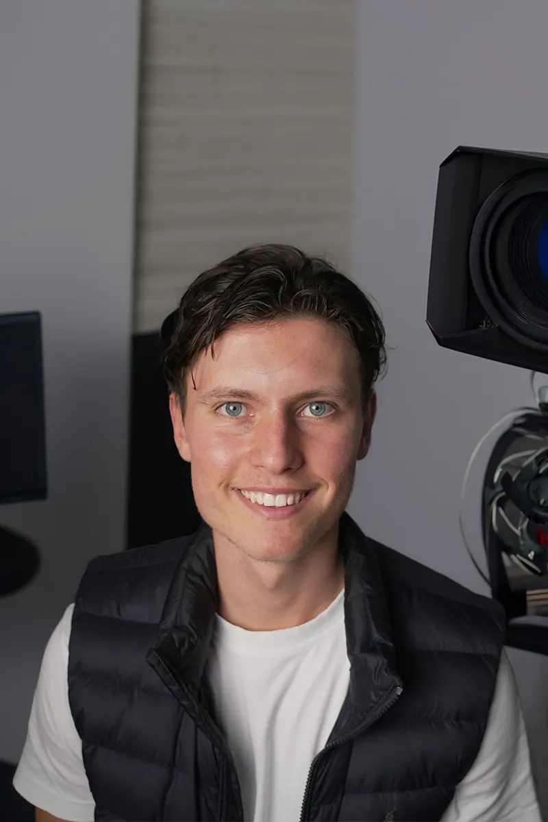Eric Todoran im Studio neben einer Filmkamera